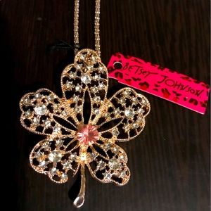 Betsy Johnson flower pendant necklace